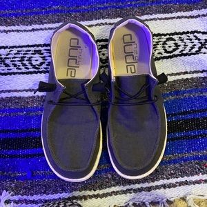 Women’s size 7 hey dudes